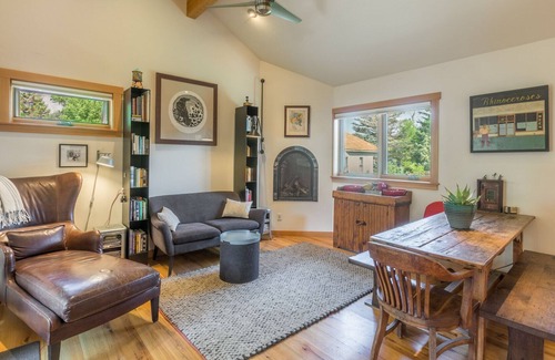 Ridgway House | Cozy Modern Mountain Getaway - Private Yard - Pet Friendly!