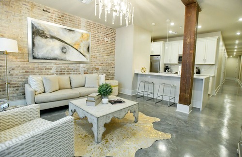 Central Business District Hotel | Cozy Modern NOLA Condo + Private Patio: Walk to CBD Hotspots & French Quarter