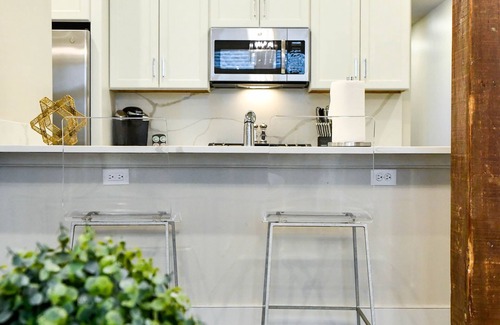 Central Business District Hotel | Cozy Modern NOLA Condo + Private Patio: Walk to CBD Hotspots & French Quarter