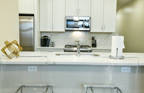 Central Business District Hotel | Cozy Modern NOLA Condo + Private Patio: Walk to CBD Hotspots & French Quarter