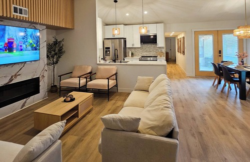 The Colony House | Cozy Modern Organic Townhome