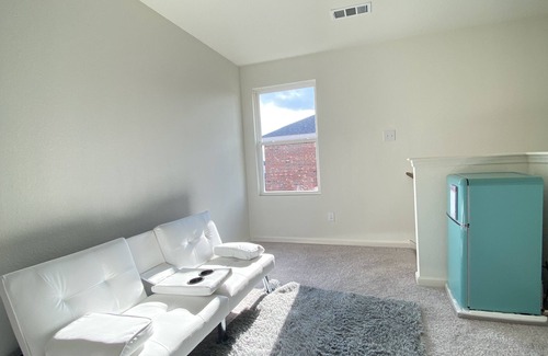 Glenn Heights House | Cozy modern retreat. 20 minutes from Downtown Dallas. Spacious, fresh, clean.