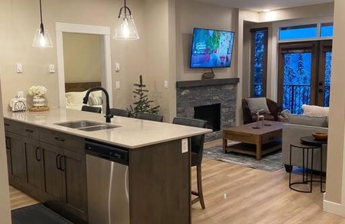 Sun Peaks House | Cozy Modern Ski-in/Ski-out, Hot Tub, Alpine Home