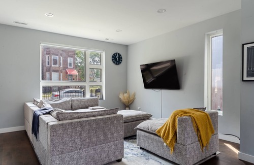 Grand Boulevard House | Cozy Modern Smart Home with a King Size Bed, Private Backyard and Patio