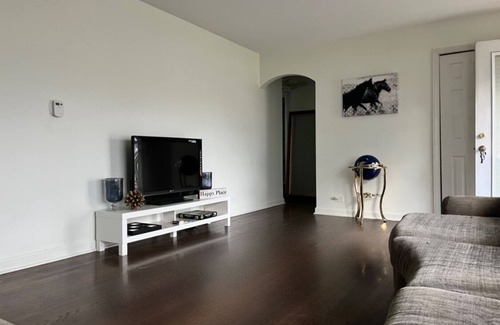Elmhurst House | Cozy, modern, & steps to shops! Pet friendly too!