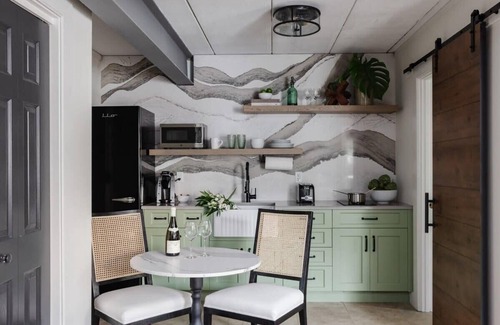 Historic Downtown Savannah Apartment | Cozy Modern Studio Just 2 Blocks To Forsyth Park!