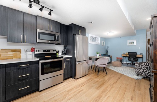 Southeast Edmonton House | Cozy, modern suite in trendy, historic Hazeldean. Close to Whyte/UofAnn