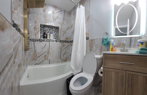 South Philadelphia West House | Cozy Modern townhouse minutes from Philadelphia tourist areas, sleep 9, wifi tv