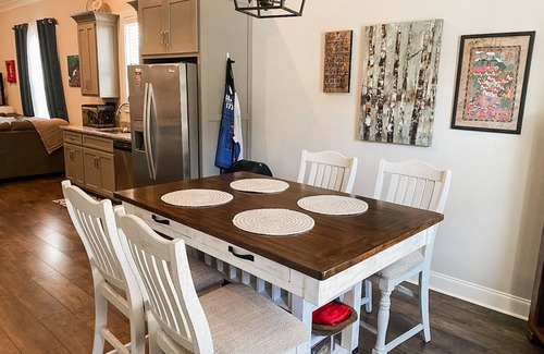 Oxford House | Cozy Modern Townhouse 10 Minutes from the Historic Oxford Square