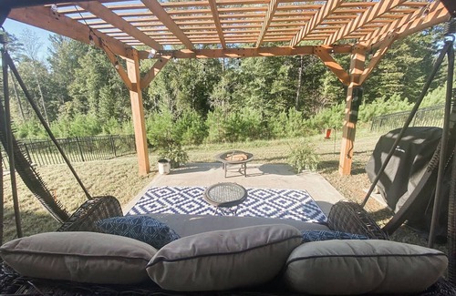 Oxford House | Cozy Modern Townhouse 10 Minutes from the Historic Oxford Square