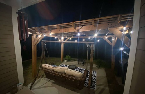 Oxford House | Cozy Modern Townhouse 10 Minutes from the Historic Oxford Square