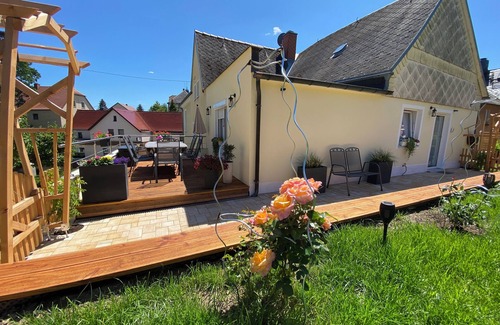 Dorfhain Apartment | Cozy, modern vacation apartment near Dresden, large terrace & outdoor pool in the village