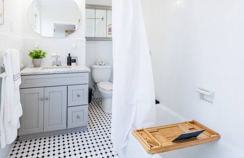 South Providence Apartment | Cozy Modern Victorian Home - 10 mins to Downtown Providence
