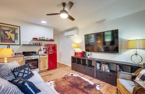 Montgomery Cottage | Cozy Montgomery Cottage w/Porch, Near Lake Conroe