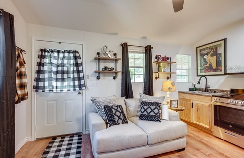 Montgomery Cottage | Cozy Montgomery Cottage w/Porch, Near Lake Conroe