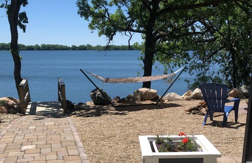 Spirit Lake House | Cozy Monthly Furnished Lakefront 3BR/1BA Rental + Garage. Travel Nurses Hospital
