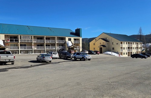 Mead Condo | Cozy Mount Spokane Condo w/Wi-Fi, access to Hot Tub, Pool and Sauna