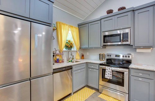 Mount Vernon Cabin | Cozy Mount Vernon Cabin Rental Near Fishing Lakes!