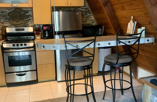 Index Cabin | Cozy mountain A-Frame cabin on river w hottub & views. Minutes from hikes & ski!