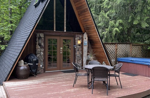 Index Cabin | Cozy mountain A-Frame cabin on river w hottub & views. Minutes from hikes & ski!