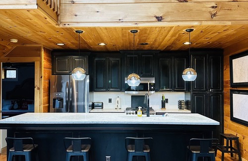 Butler Cabin | Cozy mountain adventure for all-family, friends and furry pups!