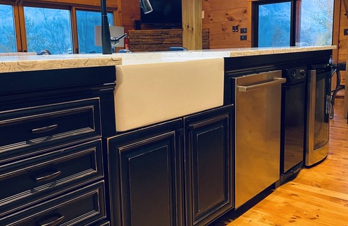 Butler Cabin | Cozy mountain adventure for all-family, friends and furry pups!