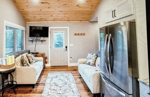 Franklin House | Cozy mountain cabin, dog friendly, sunset views.