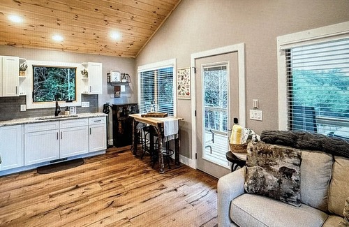 Franklin House | Cozy mountain cabin, dog friendly, sunset views.