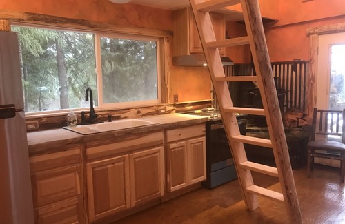 Sagle Cabin | Cozy Mountain Cabin/hot tub