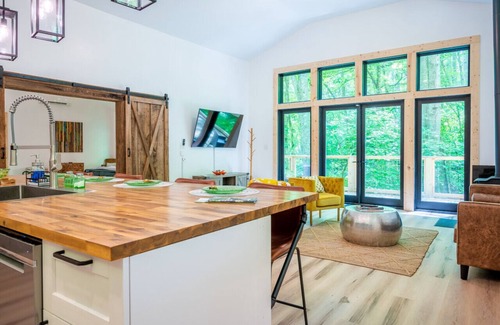 Hot Springs Apartment | Cozy Mountain Cabin Hot Springs Getaway Waterfall