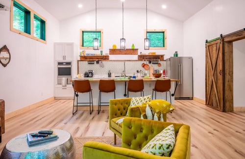 Hot Springs Apartment | Cozy Mountain Cabin Hot Springs Getaway Waterfall