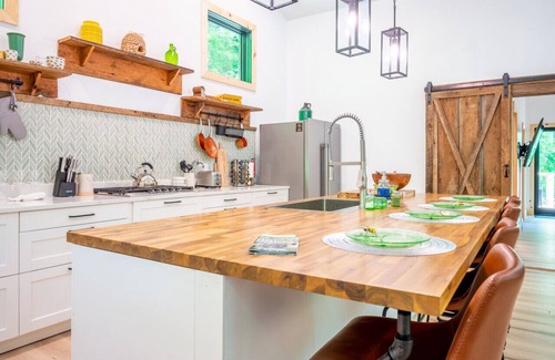 Hot Springs Apartment | Cozy Mountain Cabin Hot Springs Getaway Waterfall