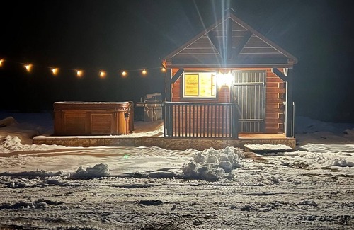 Fauquier Cabin | Cozy mountain cabin with private hot tub
