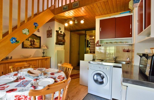 Bernex Apartment | Cozy mountain duplex for 6, near slopes, well-equipped and comfortable in Bernex