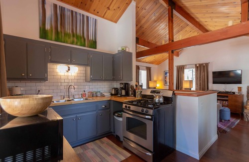 Arrowbear Lake Cabin | Cozy Mountain Getaway in Arrowbear Lake, minutes from ski resorts. Pet-Friendly!