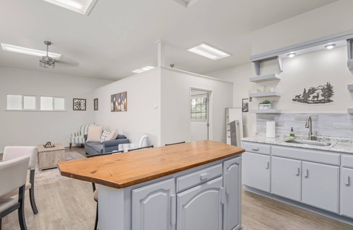 Oakhurst House | Cozy Mountain Guesthouse w/Hot Tub & King Bed 1bed :1bth
