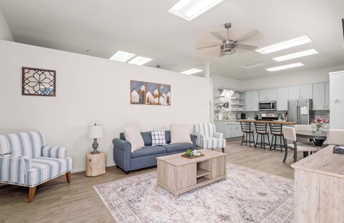 Oakhurst House | Cozy Mountain Guesthouse w/Hot Tub & King Bed 1bed :1bth