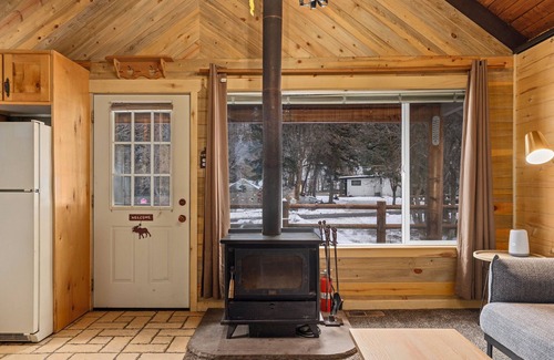 Snowbird Cabin | Cozy Mountain Hideaway w/Wood Stove