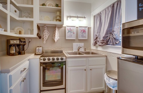 Mountain Home Cottage | Cozy Mountain Home Cottage: Walk to Marina!