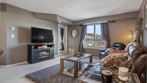 East Kootenay House | Cozy Mountain I Hot Tub & Pool I Close 2 Lake I TV