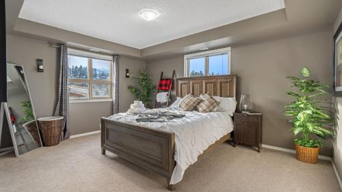 East Kootenay House | Cozy Mountain I Hot Tub & Pool I Close 2 Lake I TV