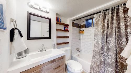 Dupont House | Cozy Mountain-Inspired Lower Unit in Denver