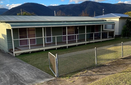 Talbingo House | Cozy Mountain Retreat Located in Picturesque Township of Talbingo