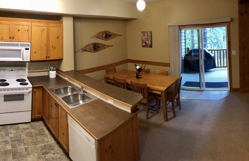 East Kootenay Condo | Cozy Mountain Retreat with Hot tub!