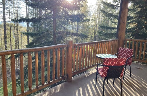 East Kootenay Condo | Cozy Mountain Retreat with Hot tub!