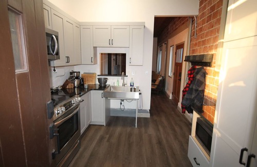 Monte Vista House | Cozy Mountain Town Bunkhouse - fish, ski, hunt & explore the nearby San Juan Mts
