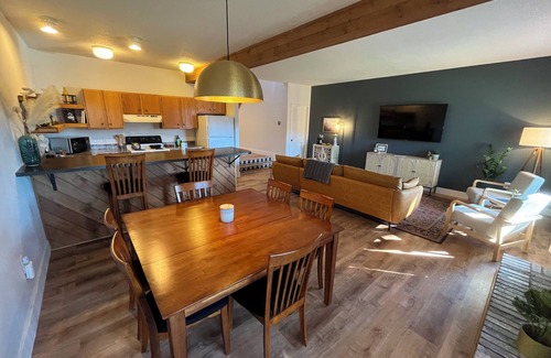 Plymouth House | Cozy Mountain Townhouse
