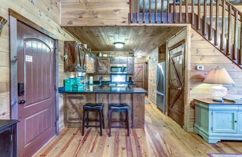Hayesville Ski Chalet | Cozy Mountain View Chalet