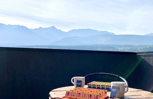 Golden Condo | Cozy Mountain View Getaway - Surreal Mountain and River View