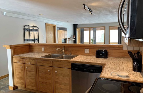 Wildernest Condo | Cozy Mountain Views with Easy Access to Ski Resorts